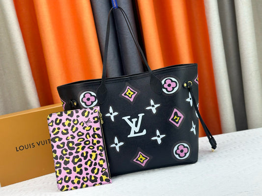 Famous V Tote - Bougie Cutie in Black