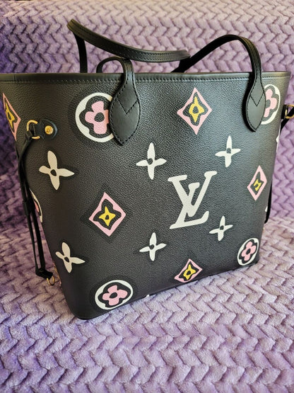 Famous V Tote - Bougie Cutie in Black